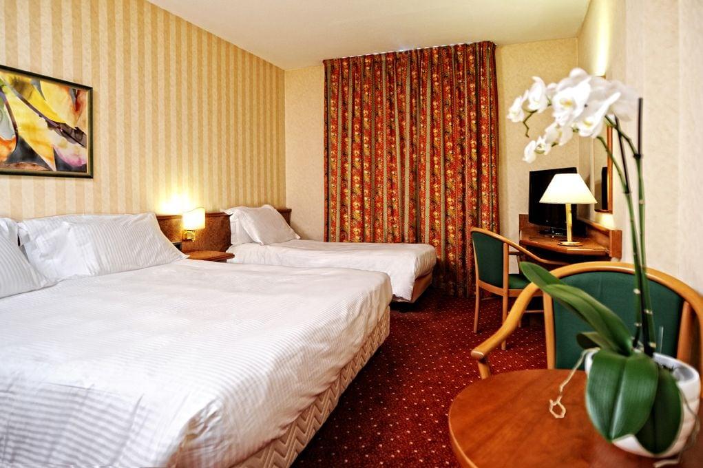 Meditur Hotel Помеция Экстерьер фото