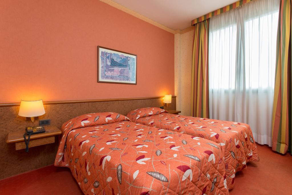 Meditur Hotel Помеция Экстерьер фото