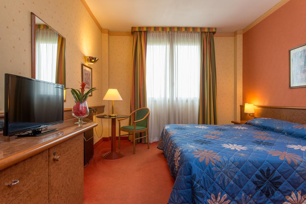 Meditur Hotel Помеция Экстерьер фото