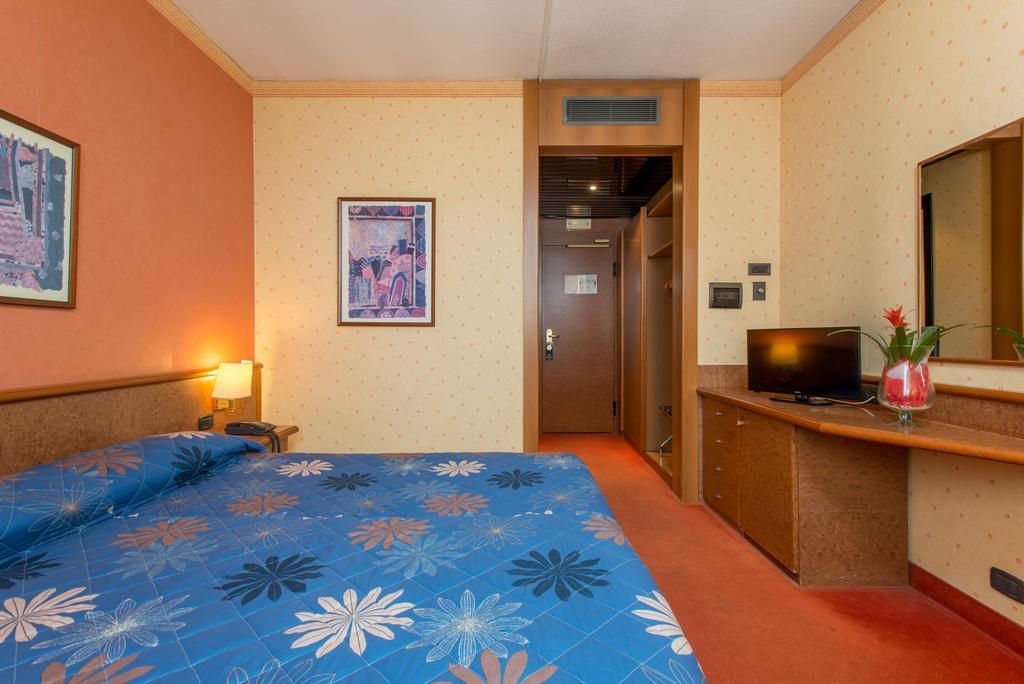 Meditur Hotel Помеция Экстерьер фото