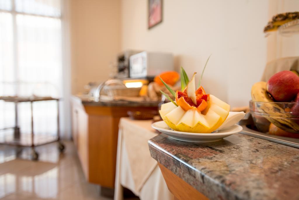 Meditur Hotel Помеция Экстерьер фото