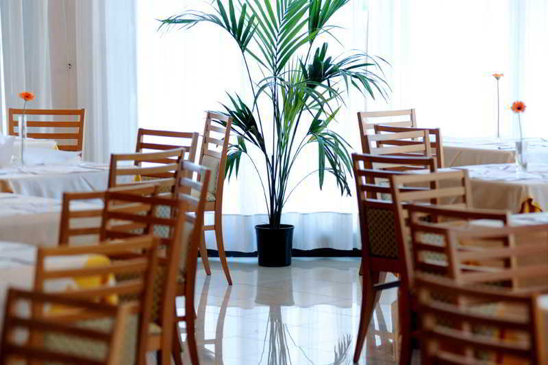 Meditur Hotel Помеция Ресторан фото